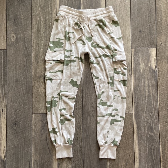 Sundry Camo Boxy Crew & Jogger Set - Picture 7 of 16
